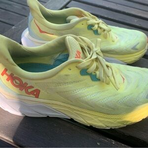 Hoka women’s sneakers Arahi 6